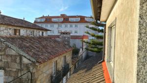 a view of a city with buildings and roofs at mar de rosa in Villanueva de Arosa