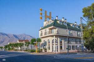 un gran edificio en la esquina de una calle en Hotel Versalles, en Granja de Rocamora