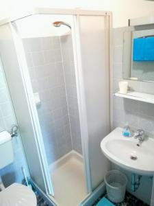 W łazience znajduje się prysznic i umywalka. w obiekcie Frühstückspension See-Panorama w mieście Podersdorf am See