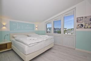 Postel nebo postele na pokoji v ubytování Meeresblick-Residenzen-FeWo-67-deluxe-Balkon-Meerblick-Sauna-u-Schwimmbadnutzung + 27 fotografií