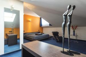 a bedroom with a bed and a sculpture in a room at Hotel Villa Giulietta in Fiesso dʼArtico +31 photos