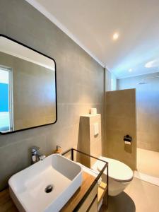 鷹海灘的住宿－阿魯巴酒店，一间带水槽、卫生间和镜子的浴室