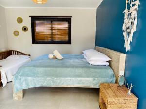 um quarto com uma cama grande e paredes azuis em Arubiana Inn Hotel em Palm-Eagle Beach