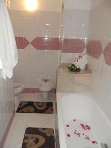 La salle de bains est pourvue de toilettes, d'une baignoire et d'un lavabo. dans l'établissement Hotel Al Kabir, à Marrakech