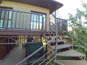 eine Treppe, die zu einem Haus mit Fenstern führt in der Unterkunft Guest house V gostyakh kak doma in Kasan