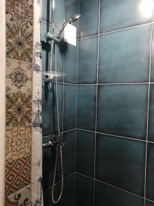 eine Dusche mit Duschkopf in einem Badezimmer in der Unterkunft Idillia Mini Hotel in Welikije Luki + 37 Fotos