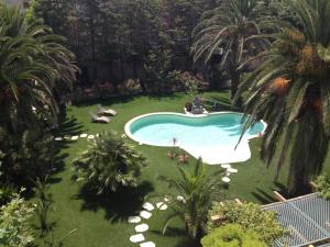 an overhead view of a swimming pool in a yard with palm trees at Villa Valflor chambres d'hôtes et appartements in Marseille