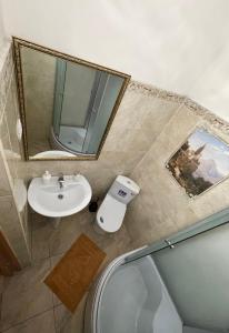 ソチにあるGuest House Gorkaのバスルーム(洗面台、鏡、トイレ付)