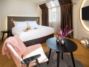 Postel nebo postele na pokoji v ubytování Hotel Am Konzerthaus - MGallery Collection