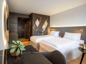 Postel nebo postele na pokoji v ubytování Hotel Am Konzerthaus - MGallery Collection