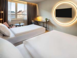 Postel nebo postele na pokoji v ubytování Hotel Am Konzerthaus - MGallery Collection