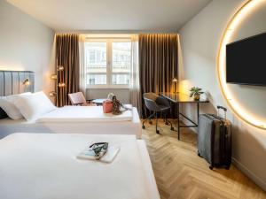 Postel nebo postele na pokoji v ubytování Hotel Am Konzerthaus - MGallery Collection