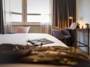 Postel nebo postele na pokoji v ubytování Hotel Am Konzerthaus - MGallery Collection