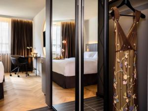 Postel nebo postele na pokoji v ubytování Hotel Am Konzerthaus - MGallery Collection