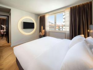 Postel nebo postele na pokoji v ubytování Hotel Am Konzerthaus - MGallery Collection