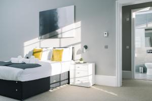 een slaapkamer met een groot bed en een badkamer bij ALTIDO Bold and Spacious 1bed home, near Haymarket train station in Edinburgh