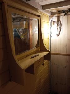 a bathroom with a mirror and a sink at Cabin Dan in Great Malvern