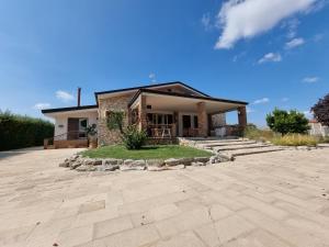 a house with a stone driveway in front of it at B&B La Ferula in Altamura