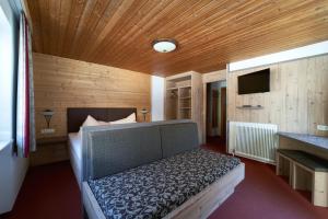 1 dormitorio con 1 cama con techo de madera en Gästehaus Judith, en Sölden