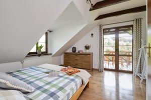 Un pat sau paturi într-o cameră la Sowie Klimaty