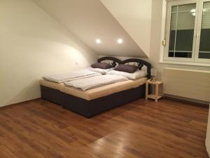 ein Schlafzimmer mit einem Bett im Dachgeschoss in der Unterkunft Justyna in Pardubice