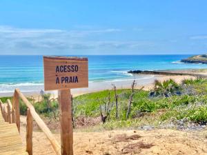 a sign that saysascosa a praia on a beach at Mozambeat Motel in Praia do Tofo