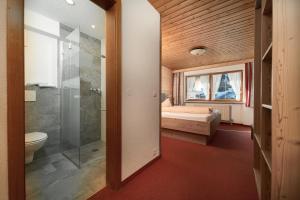 łazienka z toaletą, łóżkiem i oknem w obiekcie Gästehaus Judith w Solden +37 zdjęć