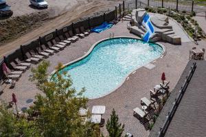 einen Pool mit Stühlen und einer Wasserrutsche in der Unterkunft Purgatory Lodge Unit 505 in Durango Mountain Resort