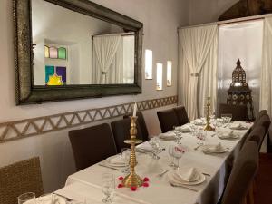 jadalnia ze stołem i lustrem w obiekcie Villa Garance w mieście As-Suwajra