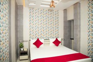 Postel nebo postele na pokoji v ubytování Hotel Ganesh Palace