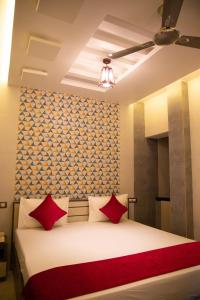 Postel nebo postele na pokoji v ubytování Hotel Ganesh Palace