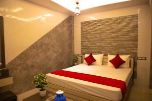 Postel nebo postele na pokoji v ubytování Hotel Ganesh Palace