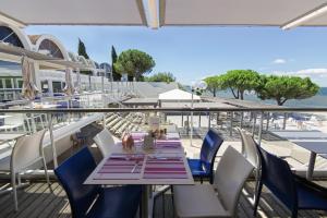 een tafel op het dek van een cruiseschip bij Belambra Clubs Balaruc-les-Bains - Les Rives De Thau in Balaruc-les-Bains