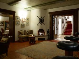 - un salon avec une cheminée et un canapé dans l'établissement Haldenhof, à Lech am Arlberg
