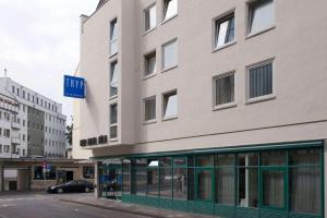 un bâtiment avec un panneau sur son côté dans l'établissement TRYP by Wyndham Köln City Centre, à Cologne