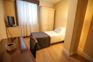 - une petite chambre avec un lit et une fenêtre dans l'établissement Hotel I Gigli, à Nola