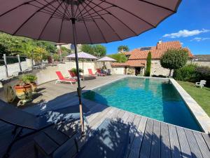 B&B Maison des Etoiles Chambre d'hôtes Adult Only内部或周边的泳池