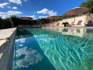 B&B Maison des Etoiles Chambre d'hôtes Adult Only内部或周边的泳池