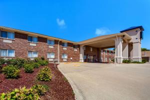 un gran edificio de ladrillo con entrada por delante en Quality Inn Lincoln Cornhusker, en Lincoln