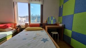 una camera da letto con un letto con stelle sopra di Tongyeong One Guesthouse a Tongyeong