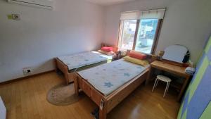Postel nebo postele na pokoji v ubytování Tongyeong One Guesthouse