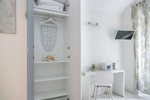 Televízia a/alebo spoločenská miestnosť v ubytovaní White Candia Guesthouse