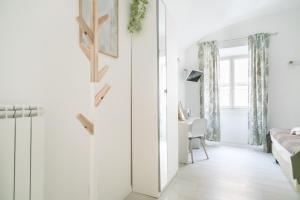 Televízia a/alebo spoločenská miestnosť v ubytovaní White Candia Guesthouse
