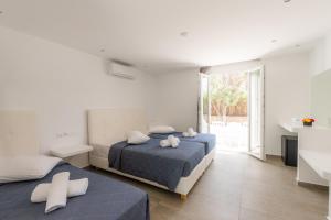 a bedroom with two beds and a bathroom at Paradise Beach Resort in Paradise Beach