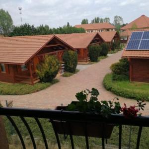 - Vistas a una casa con paneles solares en Liliána Apartman, en Cserkeszőlő