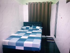 Posteľ alebo postele v izbe v ubytovaní SK Residence (Located 10 Meter from Nagore Dargah Main Entrance)