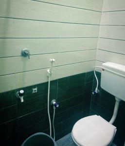 Kúpeľňa v ubytovaní SK Residence (Located 10 Meter from Nagore Dargah Main Entrance)