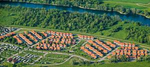 una vista aérea de un gran grupo de casas junto a un río en Apartments Čatež - Terme Čatež, en Čatež ob Savi