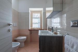 A bathroom at Villa Rosa Még 33 kép