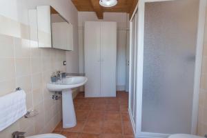 A bathroom at Villa Rosa